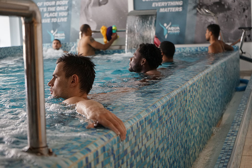 Aqua therapy: Τα 4 στάδια και τα οφέλη της θεραπείας στο νερό
