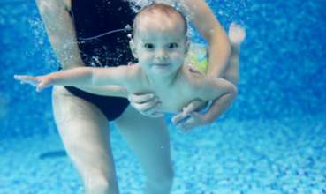 Γιατί τα μωρά πρέπει να μάθουν κολύμπι προτού περπατήσουν;
